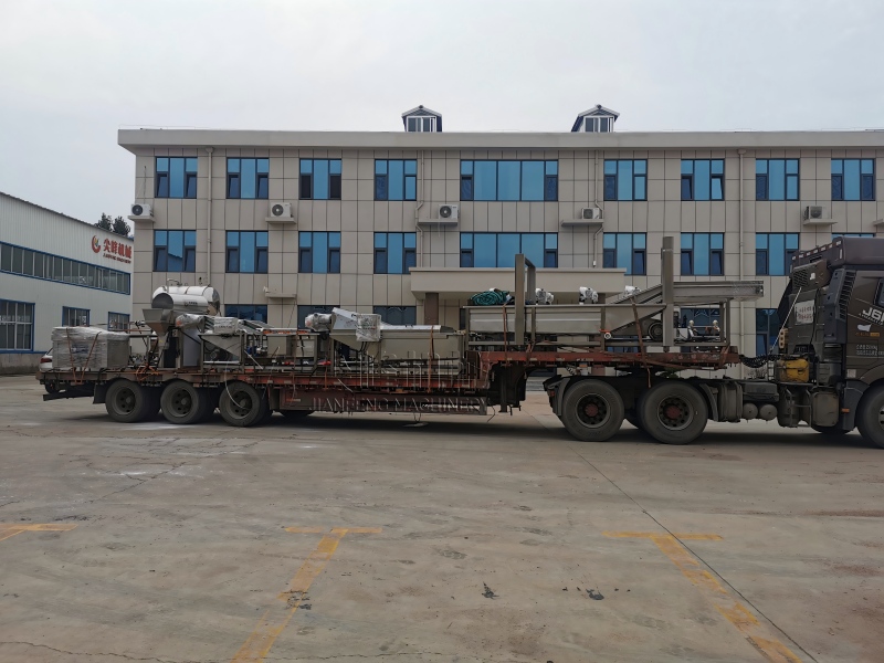 尖峰机械发运承德客户定制化香菇酱加工设备